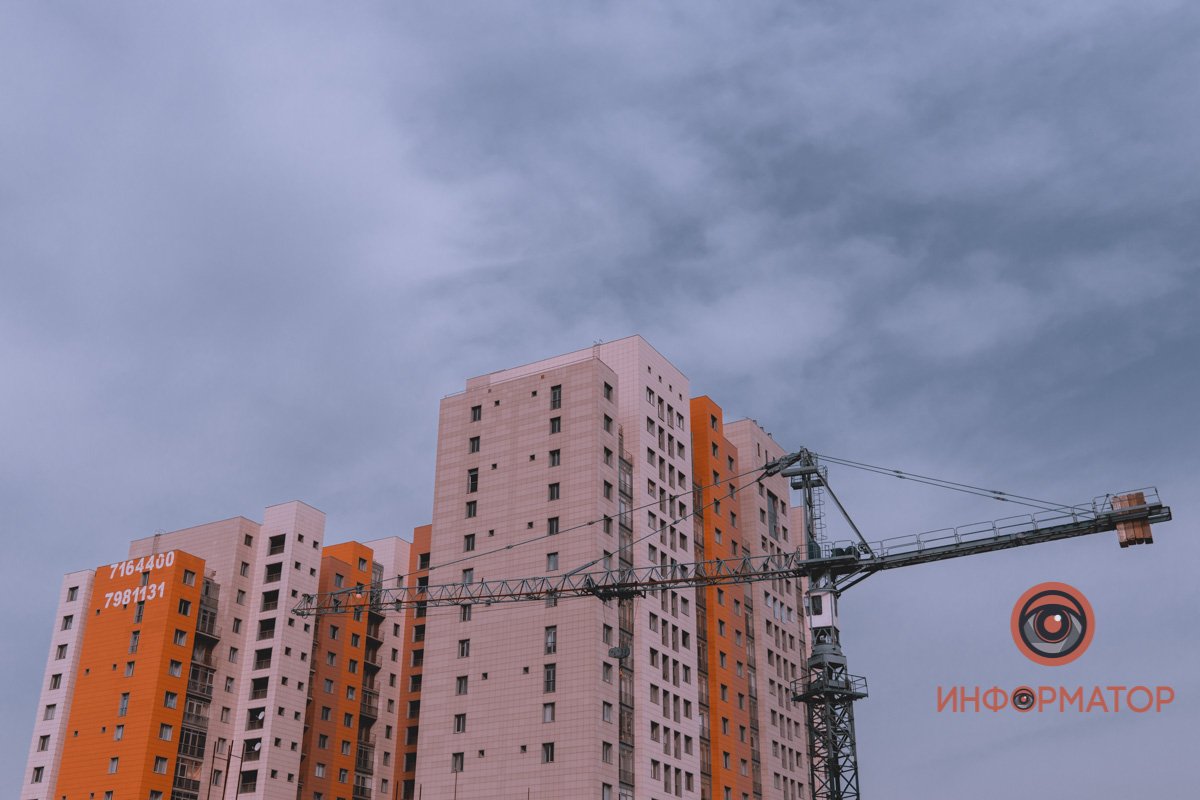 Ранний рассвет бледно-серой полоской