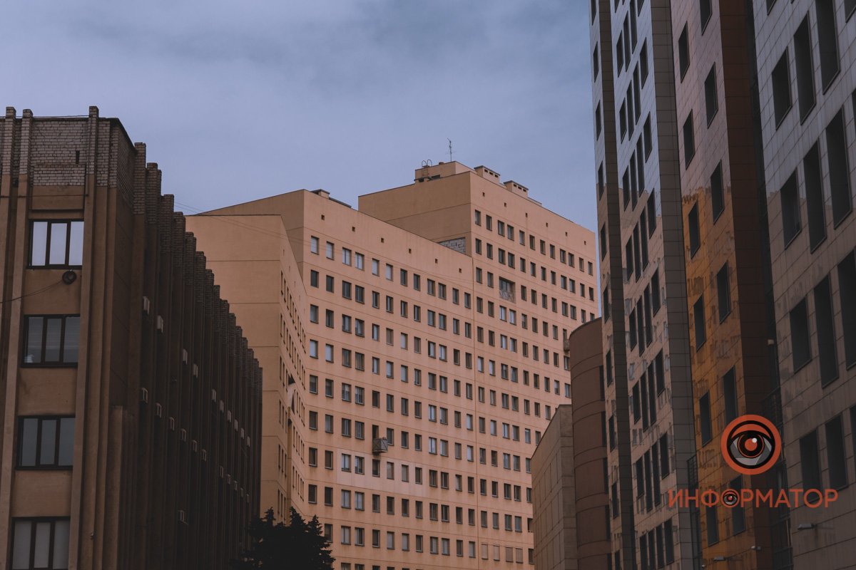 Землю от неба лучом отделил.