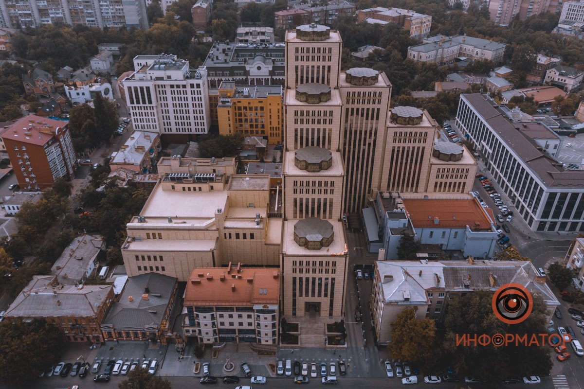 Словно мазнули на небо белил.