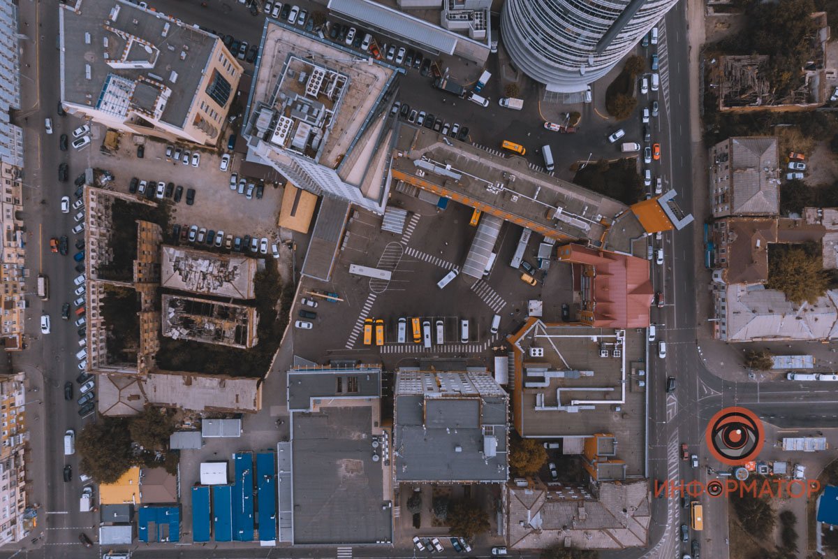 Солнце рассветом сейчас не играет,