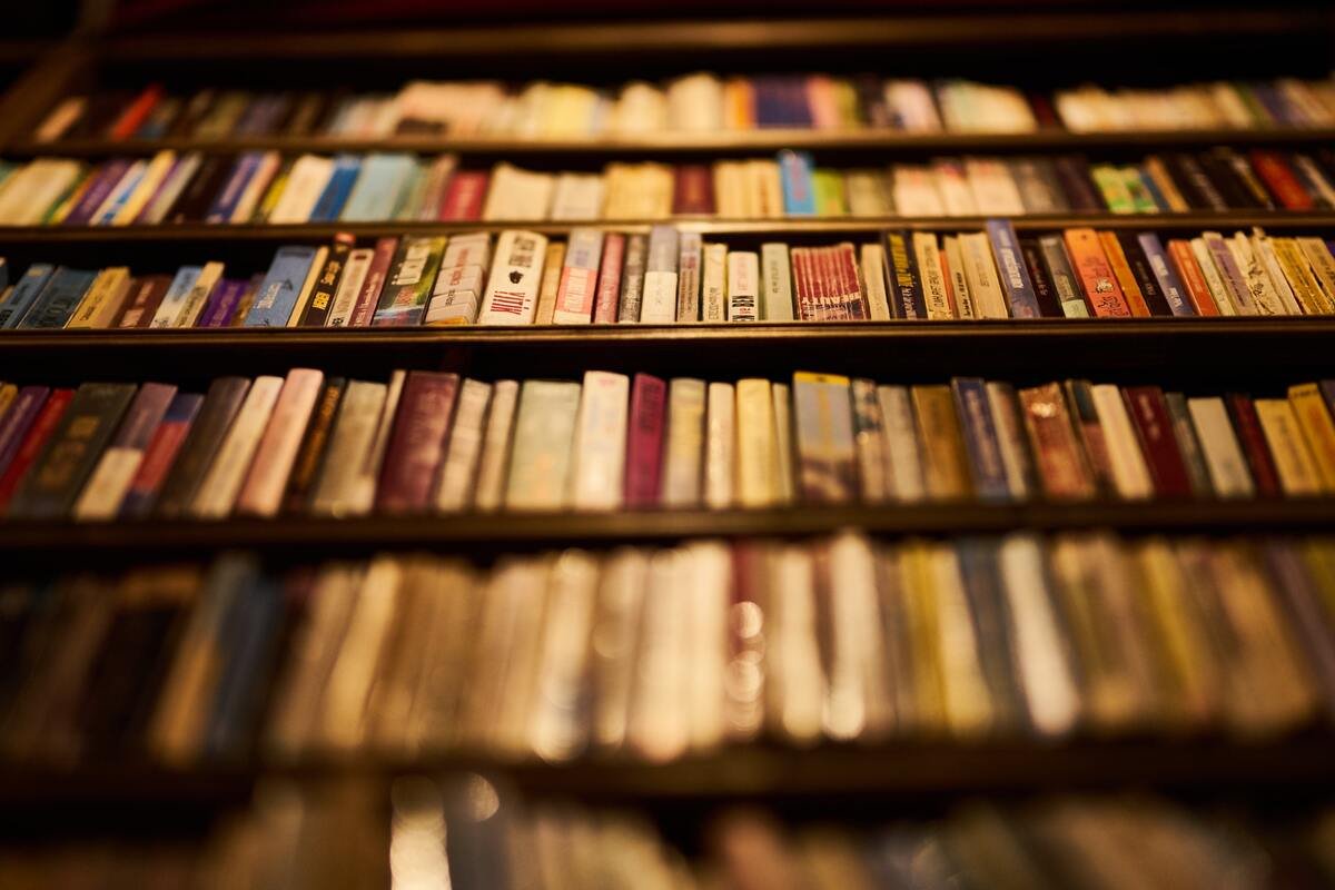 Книги - это настоящая радость в жизни для многих из нас Книги - это настоящая радость в жизни для многих из нас