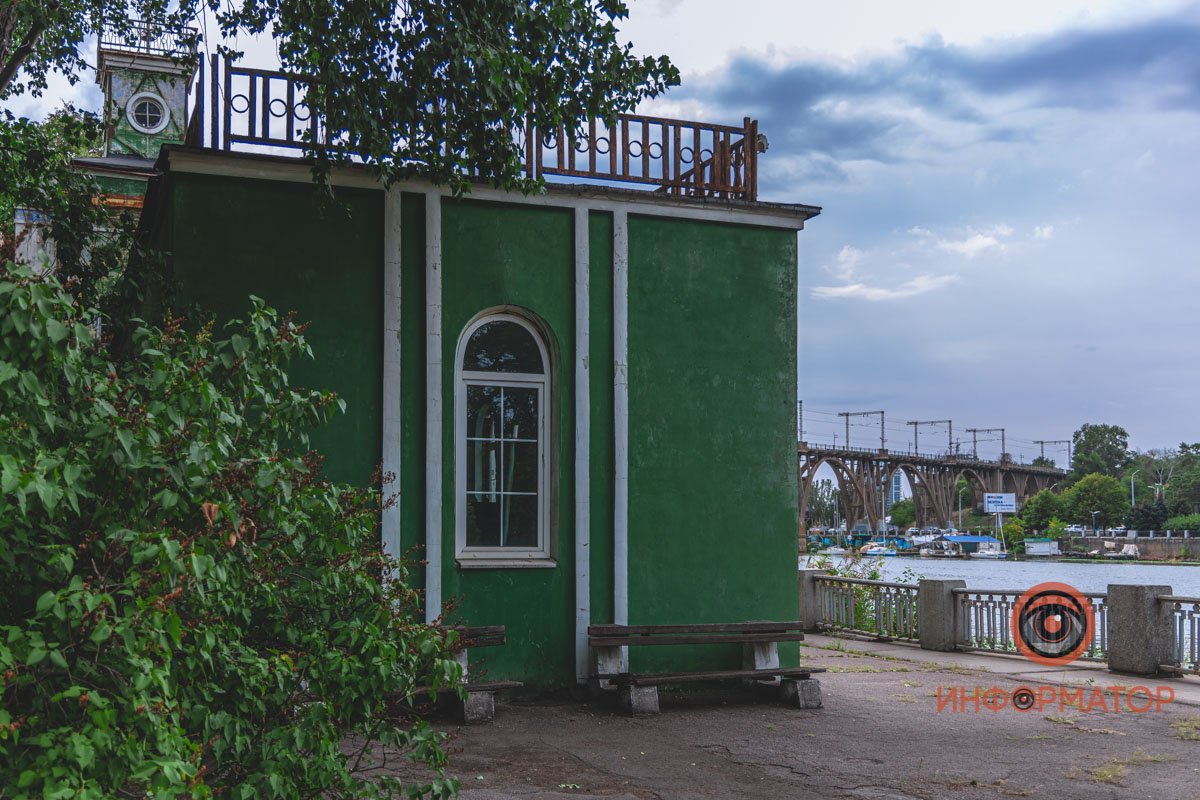 К зданию можно пройти через Монастырский остров К зданию можно пройти через Монастырский остров