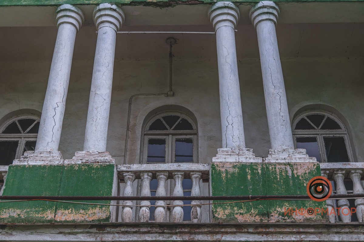 Двухэтажное здание в стиле советского монументального классицизма Двухэтажное здание в стиле советского монументального классицизма