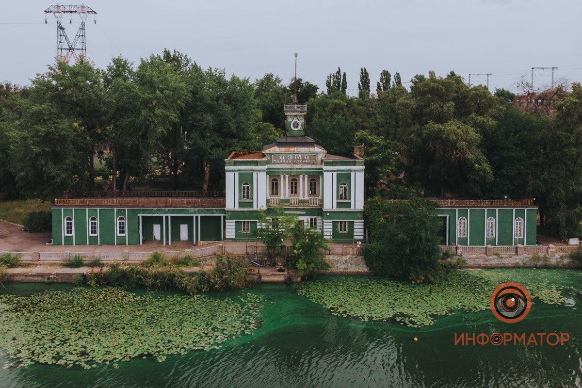 Вписывается в окружающую зелень Вписывается в окружающую зелень