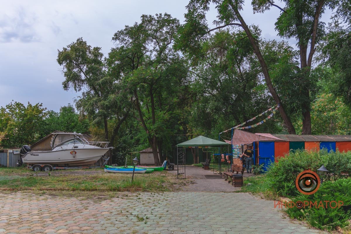 Теперь тут располагаются каяки и сапы Теперь тут располагаются каяки и сапы