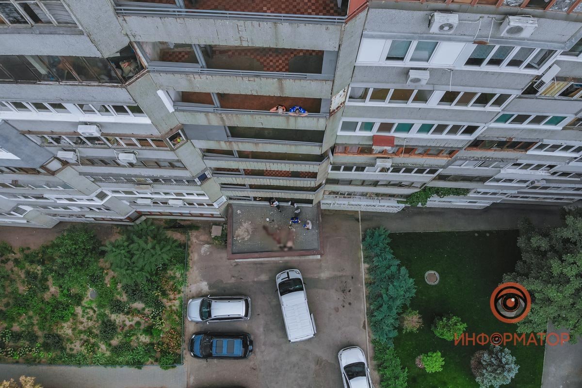 Работают судмедэкспертыи следователь