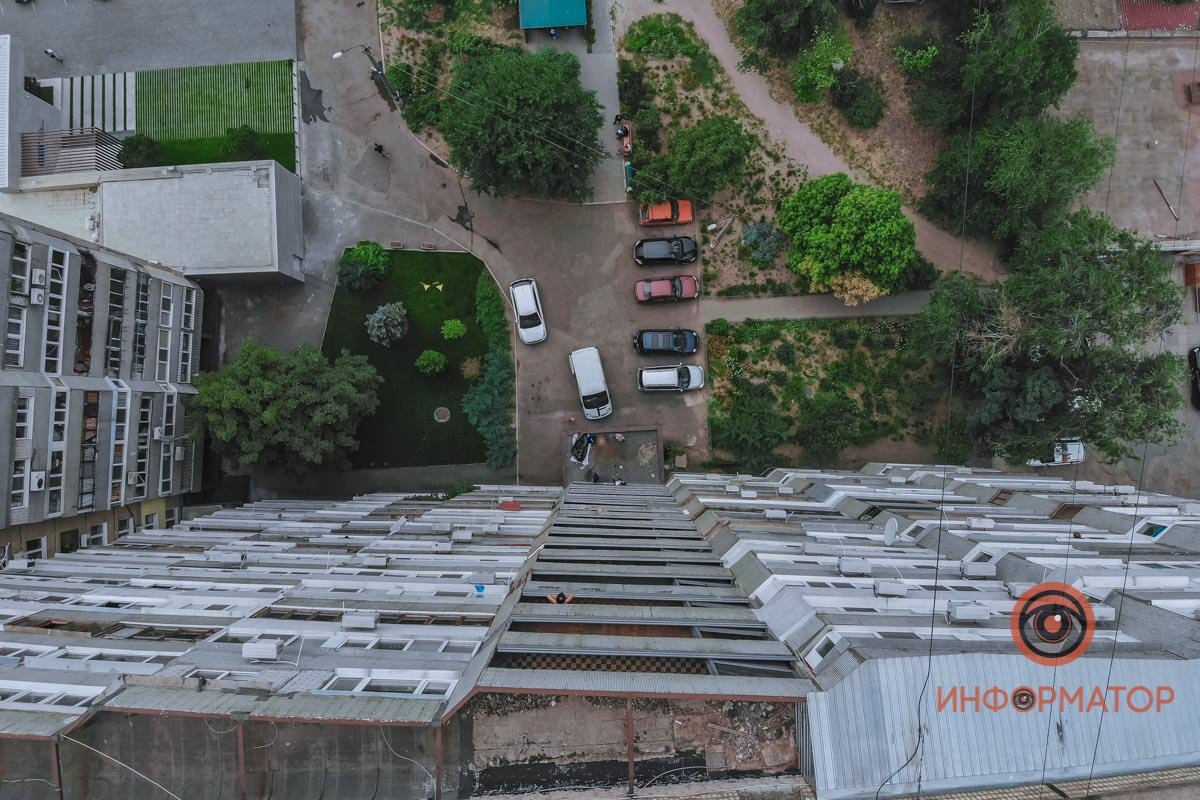 Мужчина рухнул на козырек