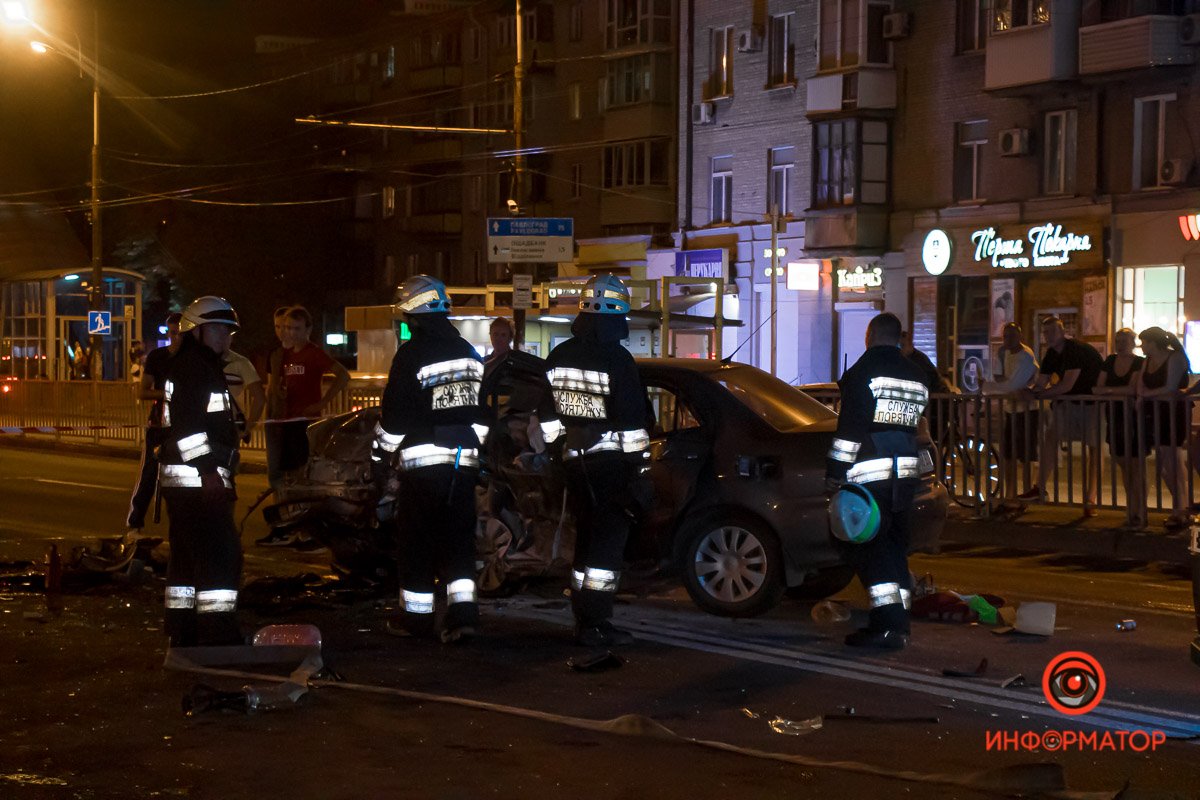 На месте работают спасатели