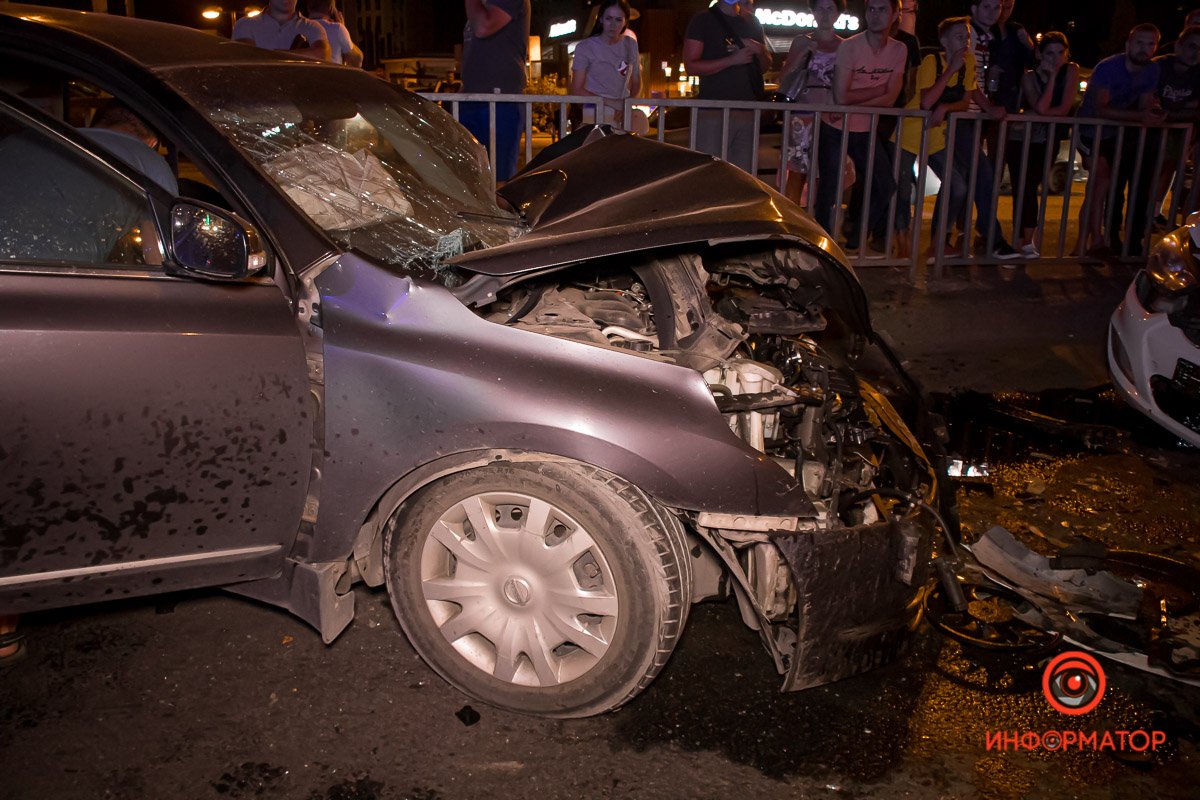 Nissan от столкновения развернуло