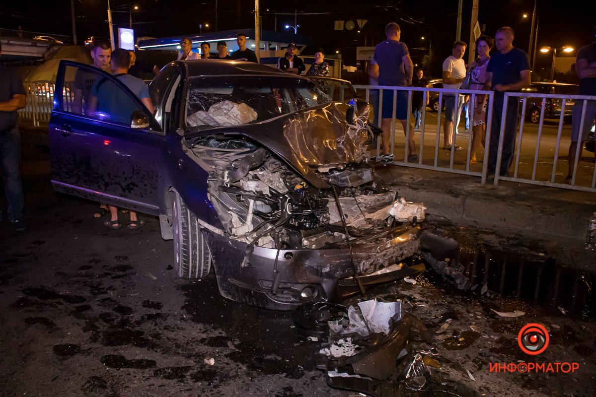 Водитель Nissan получил сильные повреждения