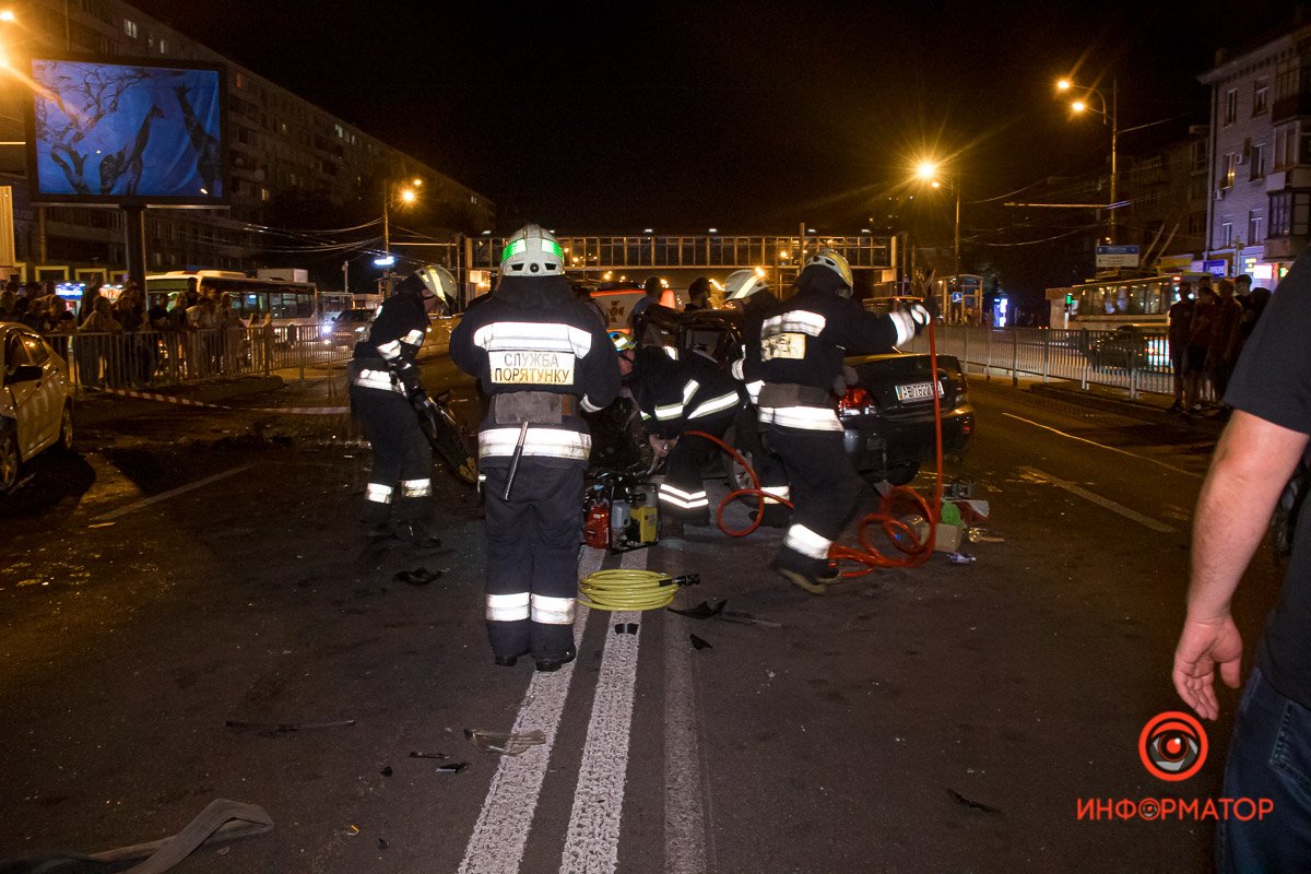 Спасатели вырезали тело из машины