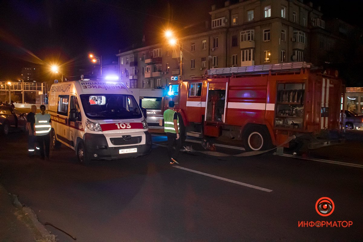 Двух людей госпитализировали