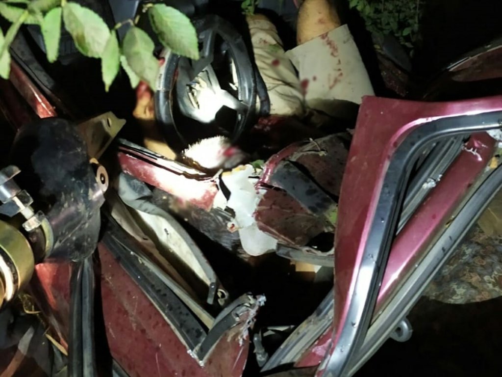 Водителя и пассажиров вырезали из авто спасатели