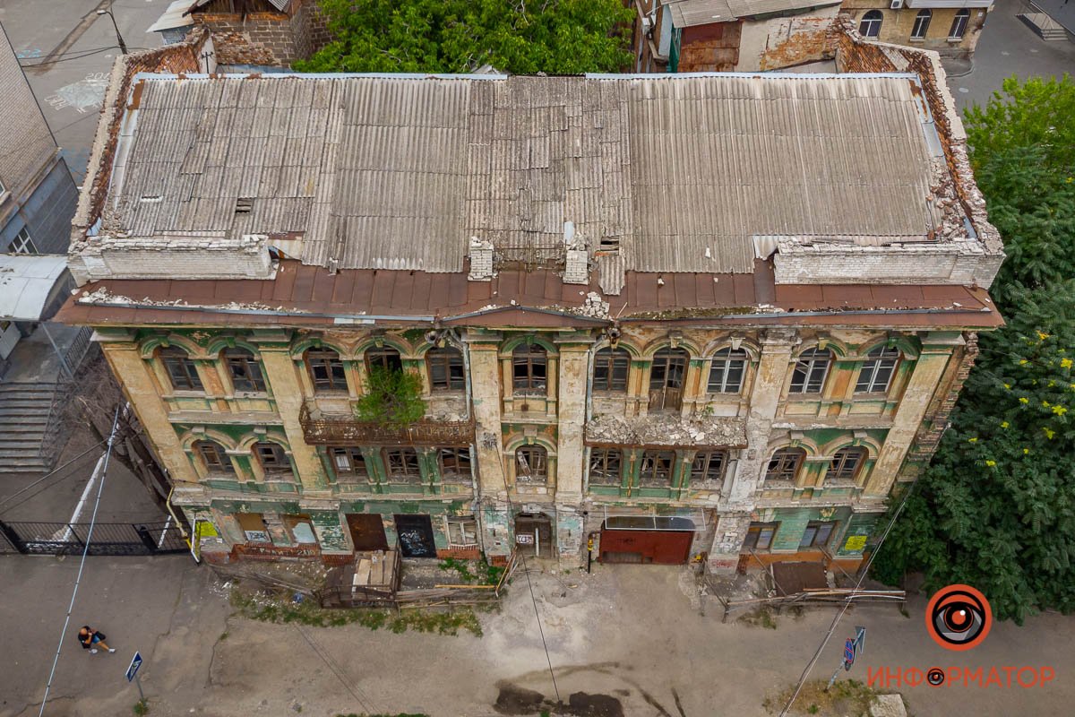 Теперь этот особняк пребывает в плачевном состоянии Теперь этот особняк пребывает в плачевном состоянии