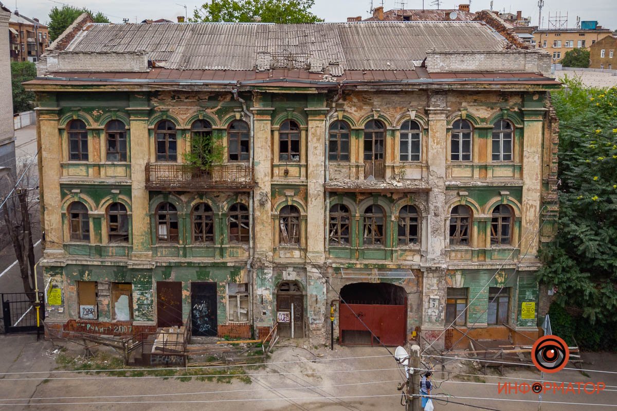 Здание разрушается Здание разрушается