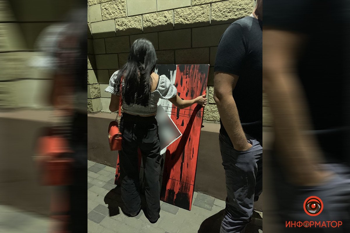 В Днепре две девушки несли картину со свастикой: соседи вызвали полицию 1