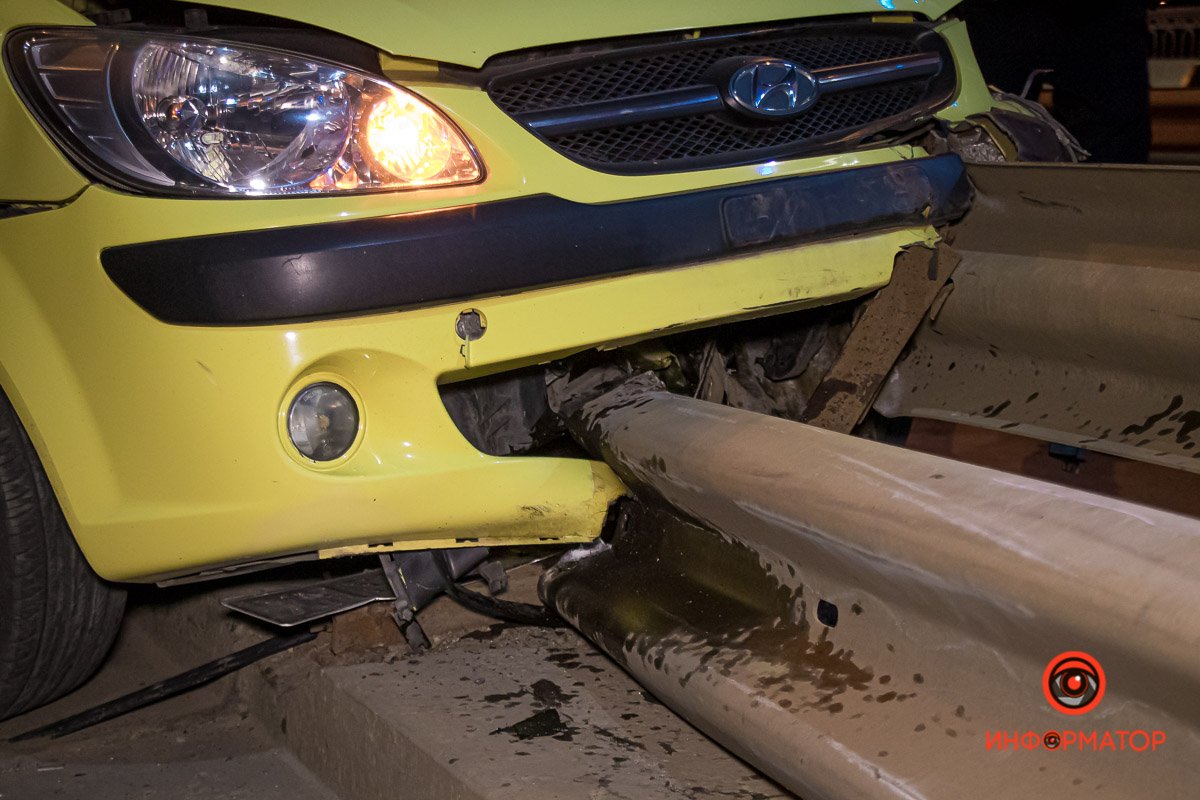 Hyundai влетел в отбойник Hyundai влетел в отбойник