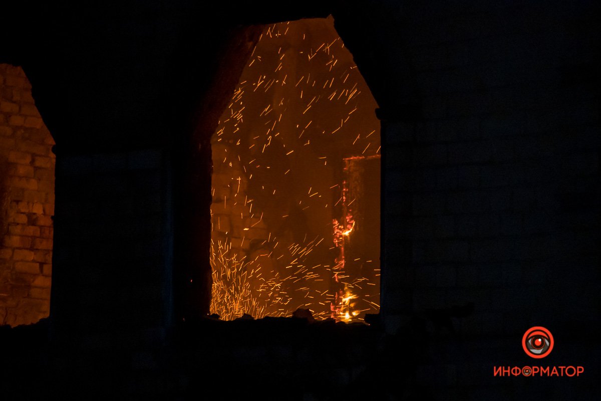 От огня здание начало рушиться От огня здание начало рушиться