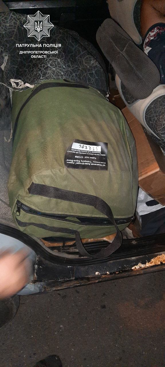 В автомобиле обнаружили упакованную лодку