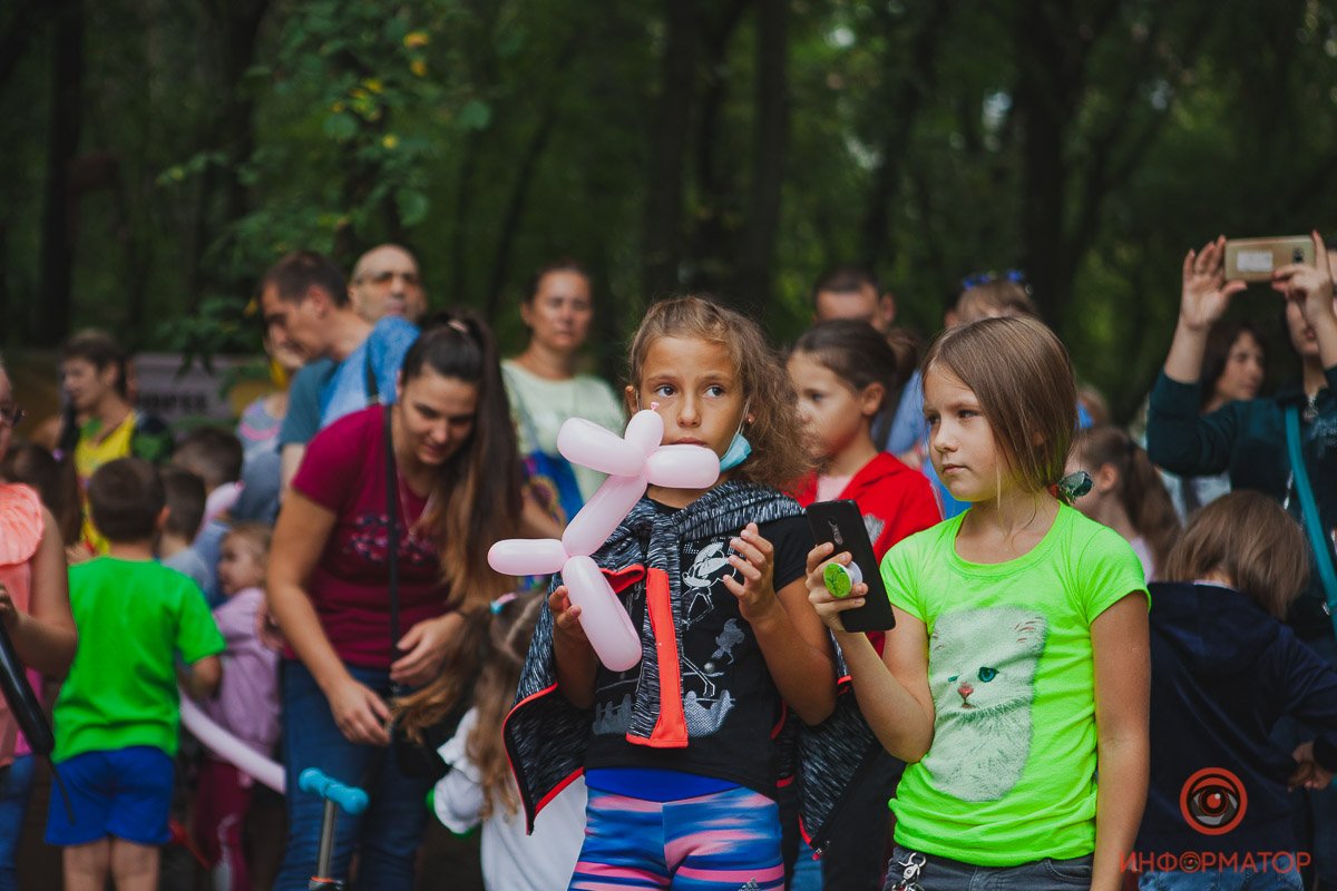 Детям раздавали шарики