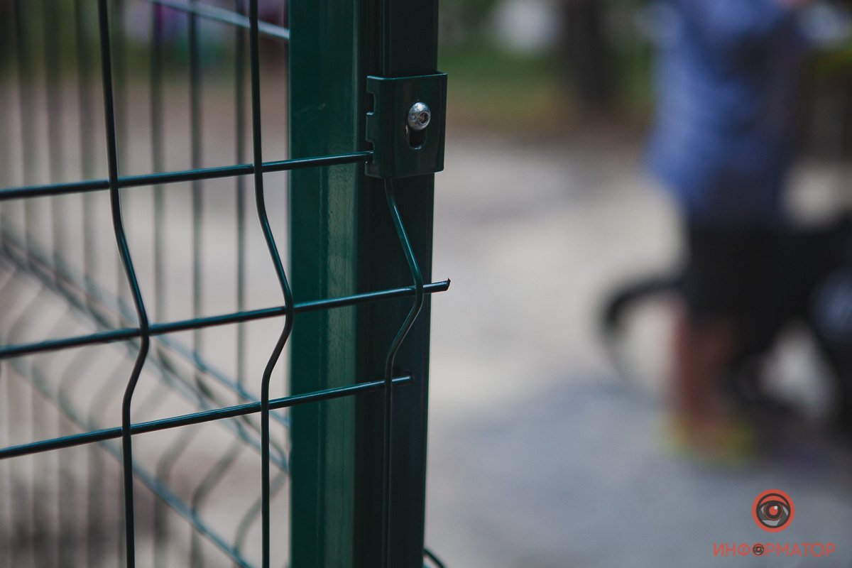 Тот самый острый край ограждения. Будьте осторожны!