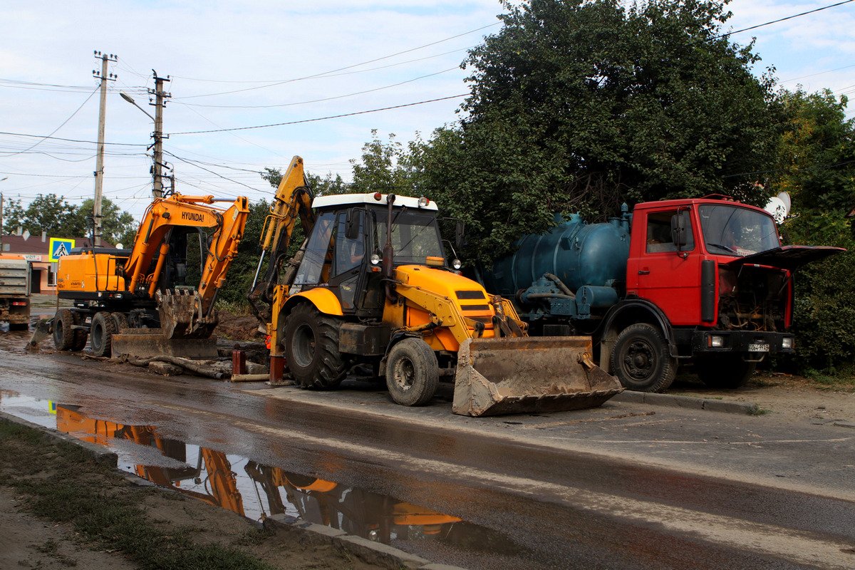 Техника стоит возле дома № 173 по проспекту Свободы Техника стоит возле дома № 173 по проспекту Свободы