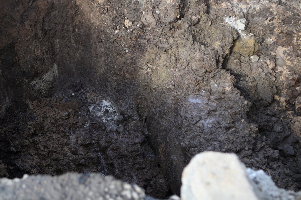 Проезжую часть заливало водой Проезжую часть заливало водой