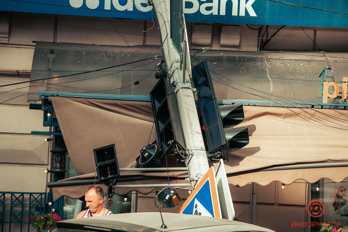 Один из автомобилей врезался в столб