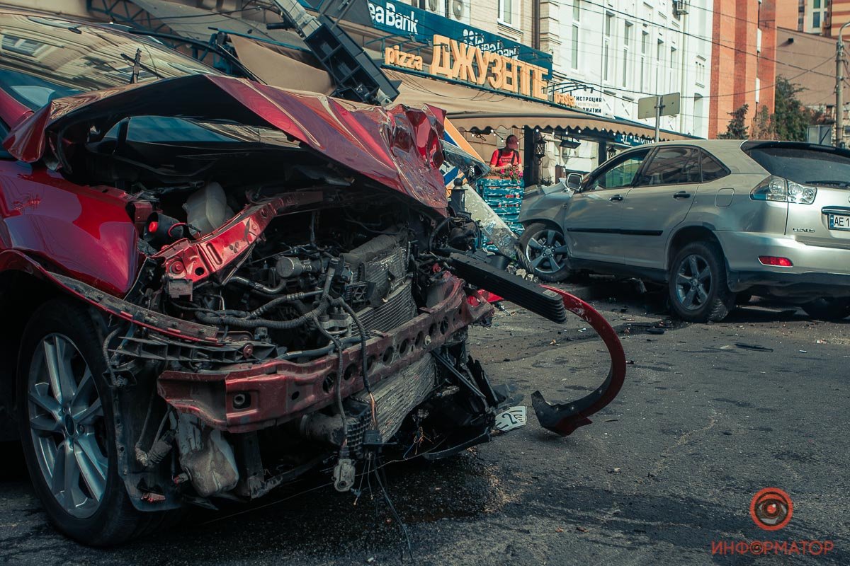 Столкнулись Ford и Lexus