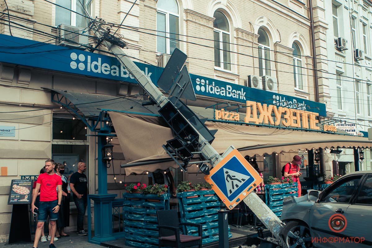 Электроопора упала на крышу летней площадки ресторана