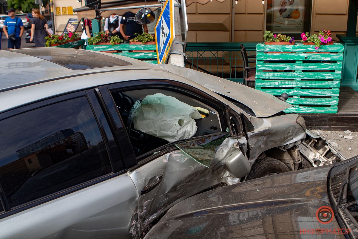 Повалив столб, Lexus задел припаркованный возле ресторана Ford