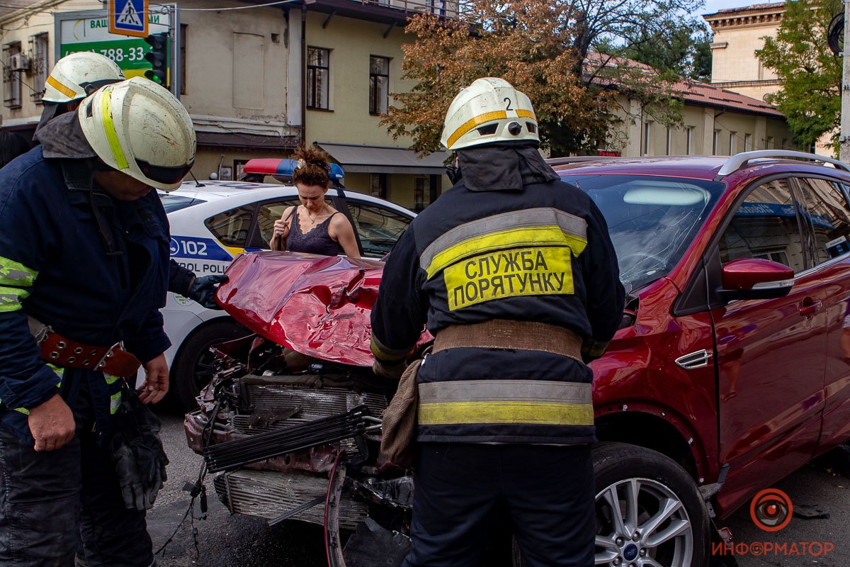 Спасатели сняли клеммы с аккумуляторов и смыли топливо с проезжей части