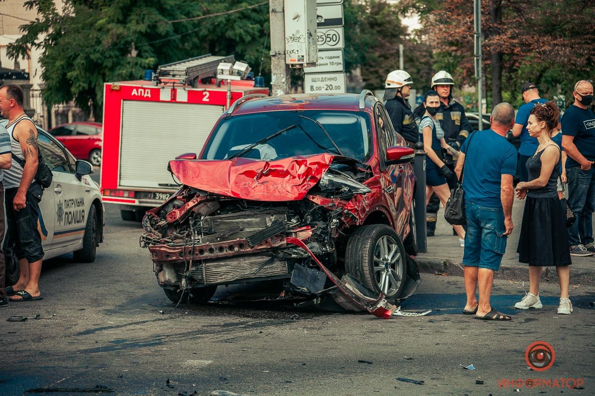 От удара Ford развернуло против движения