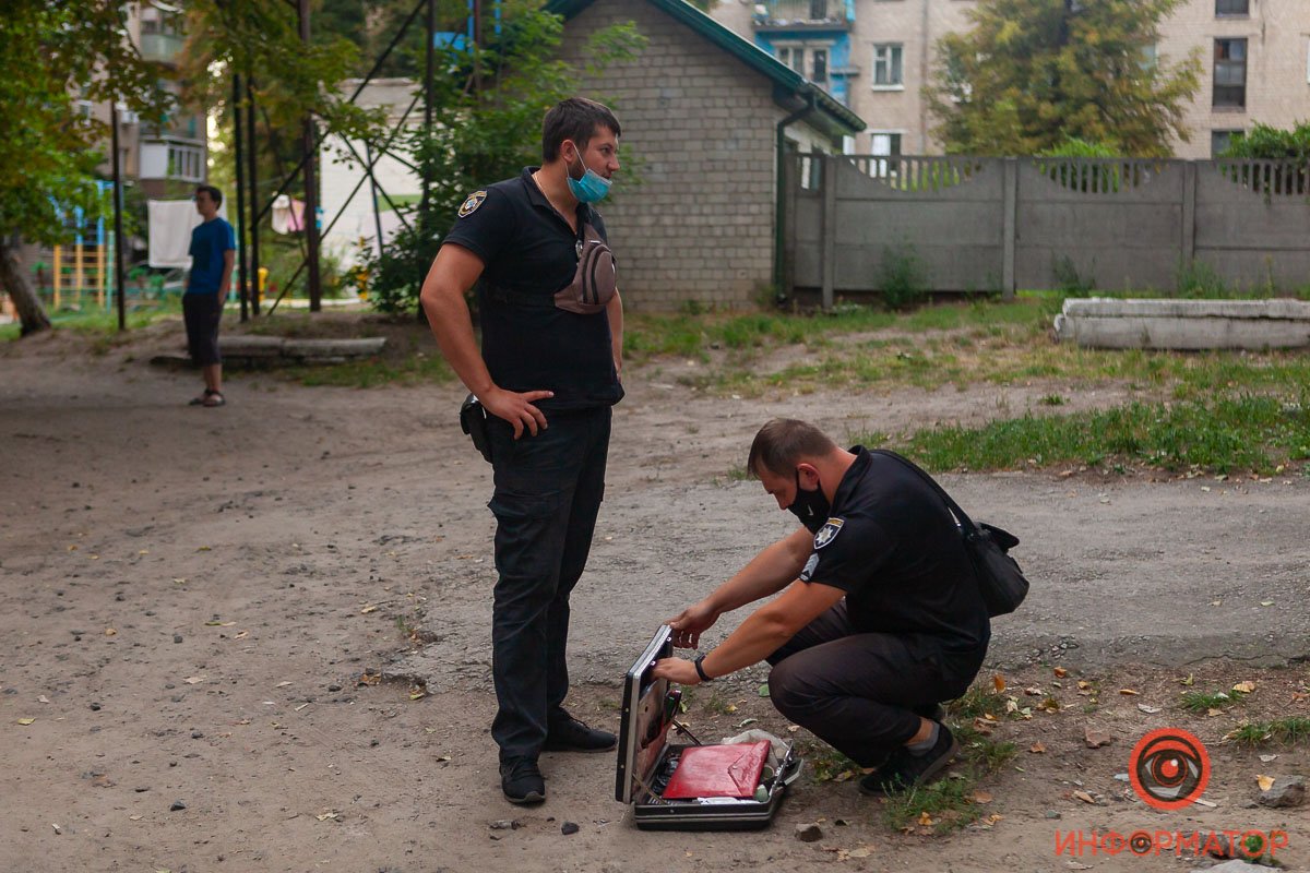 У авто во дворе дома № 34 взорвалась граната У авто во дворе дома № 34 взорвалась граната