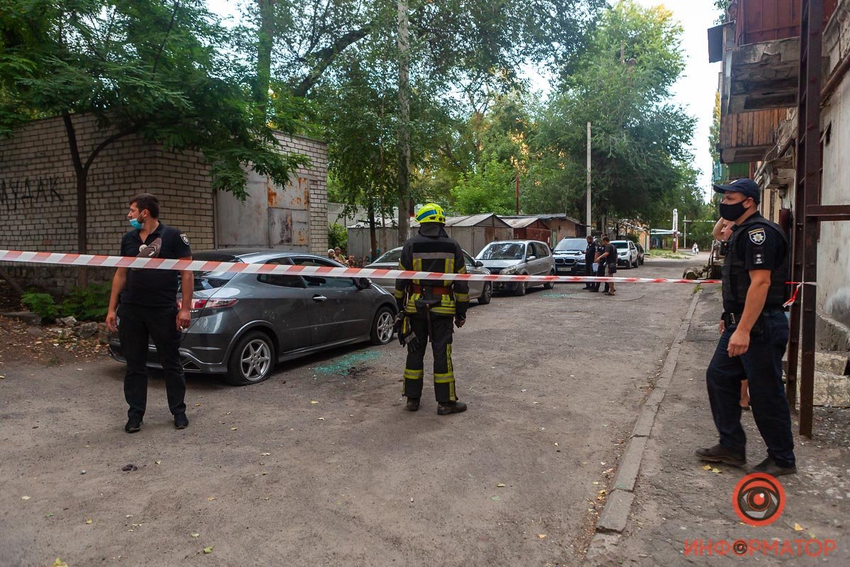 Осколками повреждены 2 автомобиля Осколками повреждены 2 автомобиля