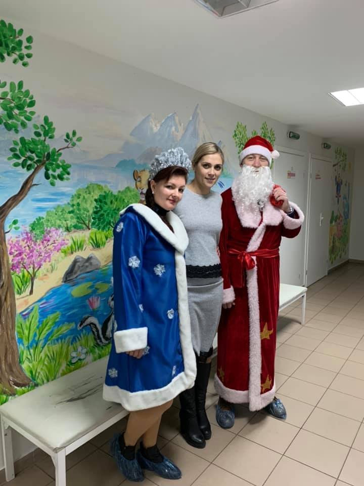 Александра не только помогает спасти жизнь, но и всячески подбадривает малышей в больнице