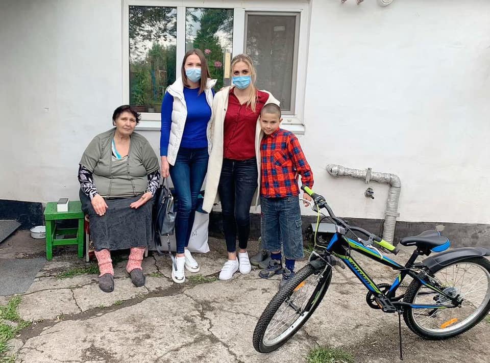 Она с другими волонтерами посещает многодетные семьи и детские дома