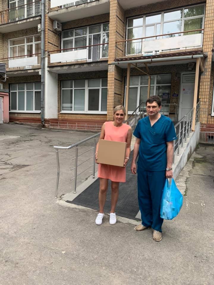 Также Саша всегда старается оказать помощь врачам - передать СИЗ или угостить фруктами