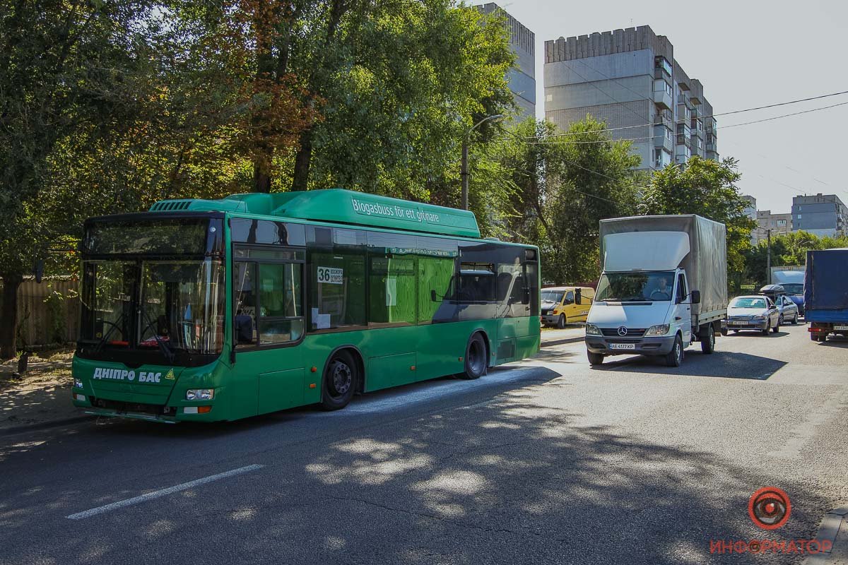 Автобус стоит в правом ряду по направлению к Калиновой