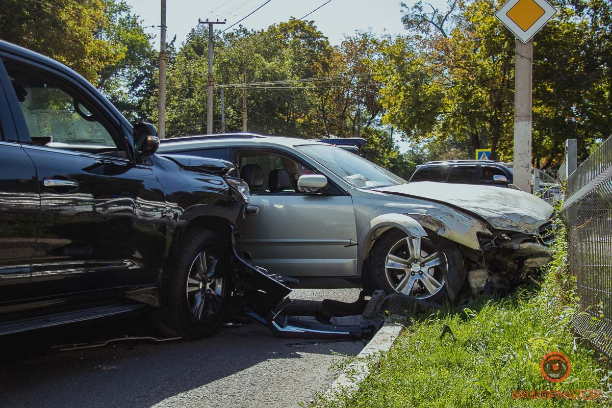 Столкнулись автомобили Subaru и Lexus Столкнулись автомобили Subaru и Lexus
