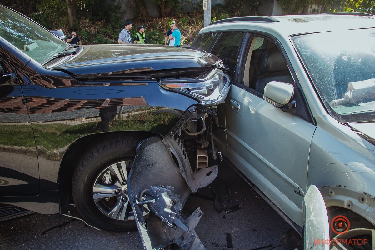 Автомобиль занесло, он врезался в ограждение и по инерции - в Lexus Автомобиль занесло, он врезался в ограждение и по инерции - в Lexus
