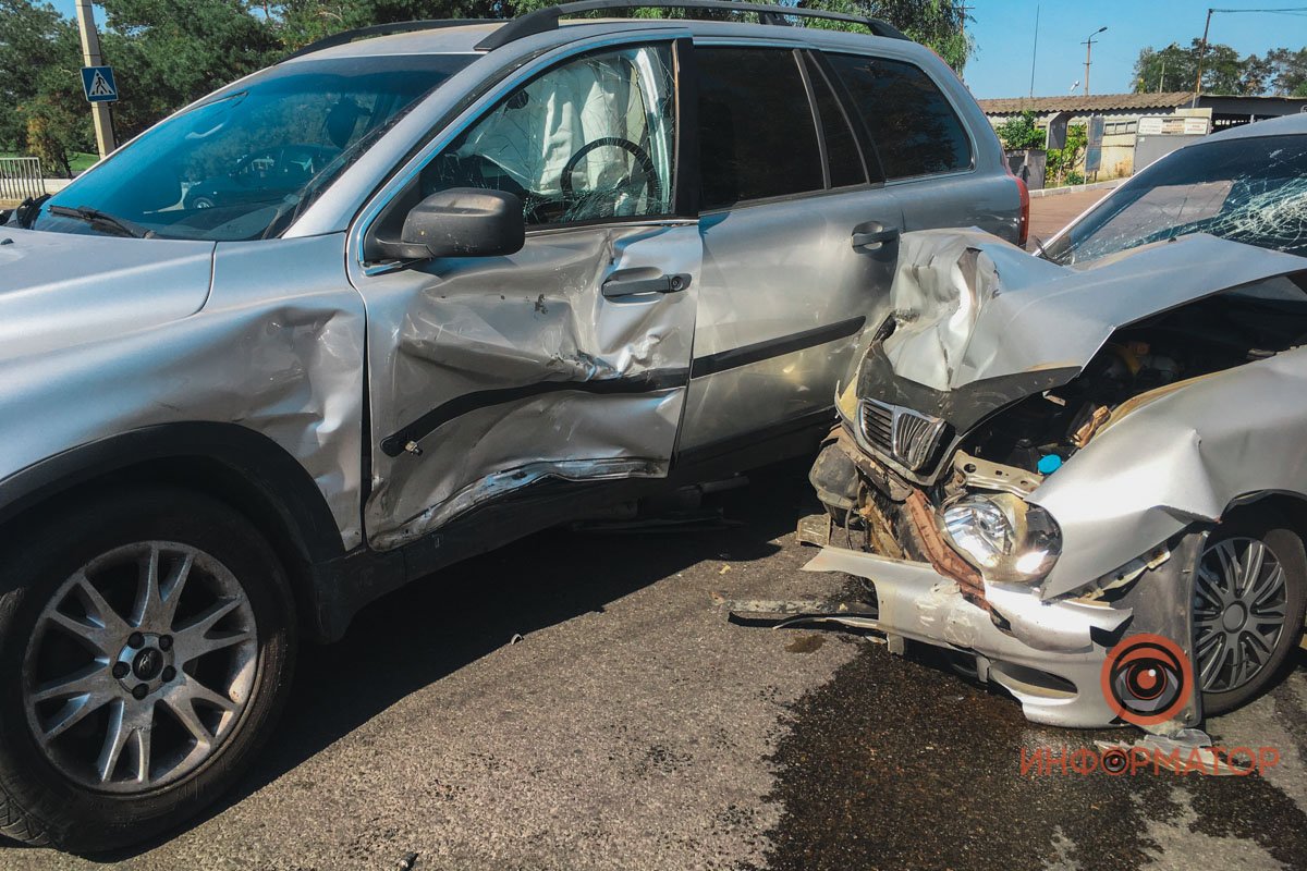 Столкнулись автомобили Daewoo и Volvo