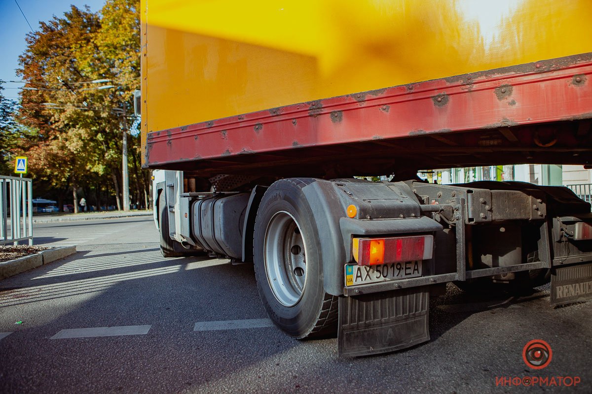 Мужчина увидел мальчика, который лежал возле задних колес тягача Мужчина увидел мальчика, который лежал возле задних колес тягача