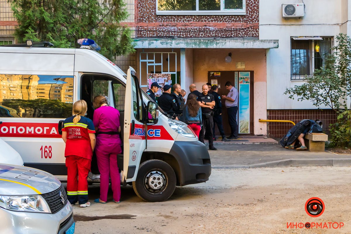 Труп нашли на лавочке у подъезда дома №32 Труп нашли на лавочке у подъезда дома №32