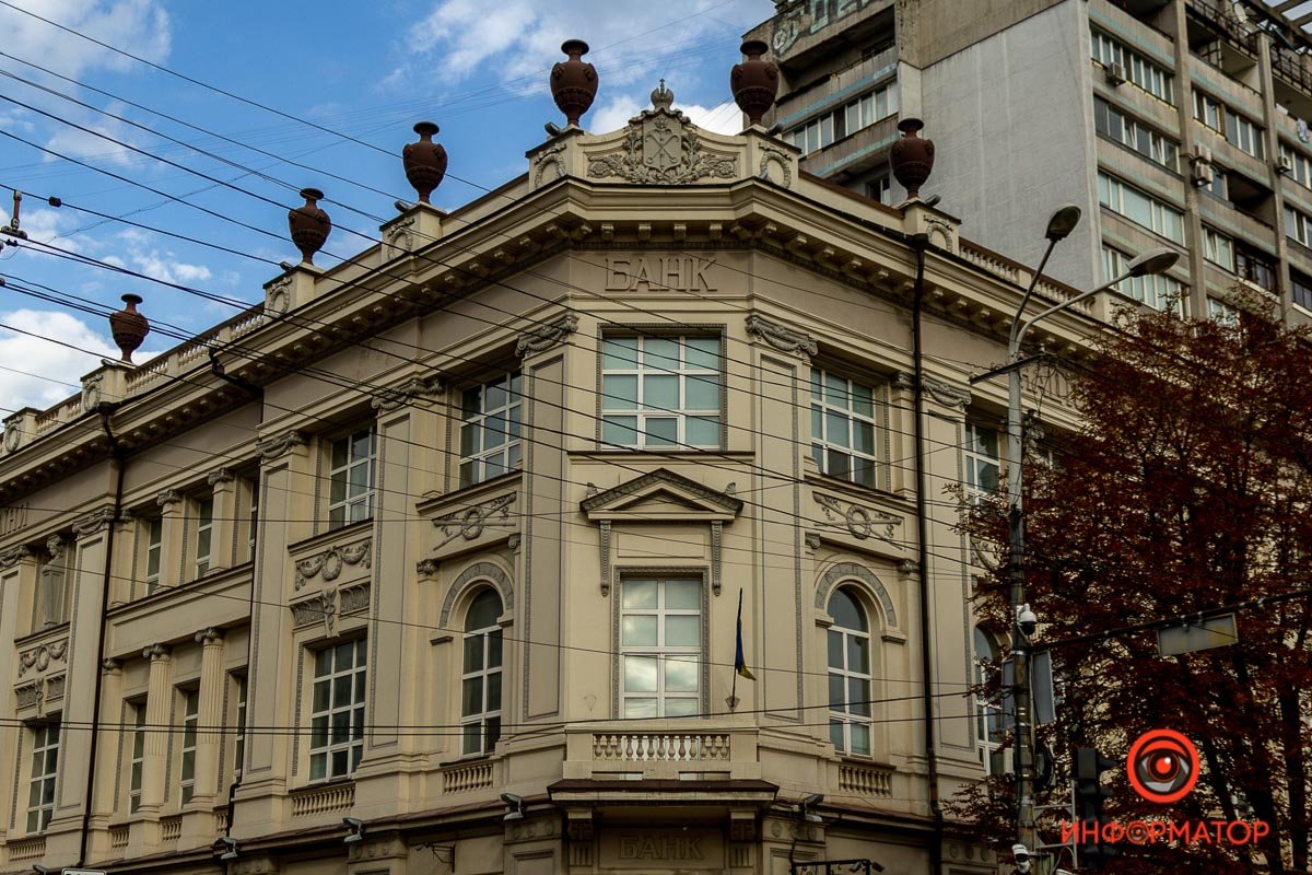 Мне так тесно под сентябрьским небом,