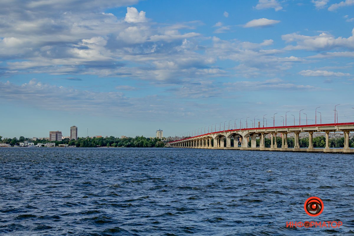 И не лезет за словом в карман.