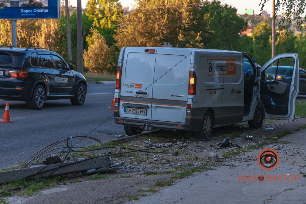 В Днепре на Космической Renault снес столб В Днепре на Космической Renault снес столб