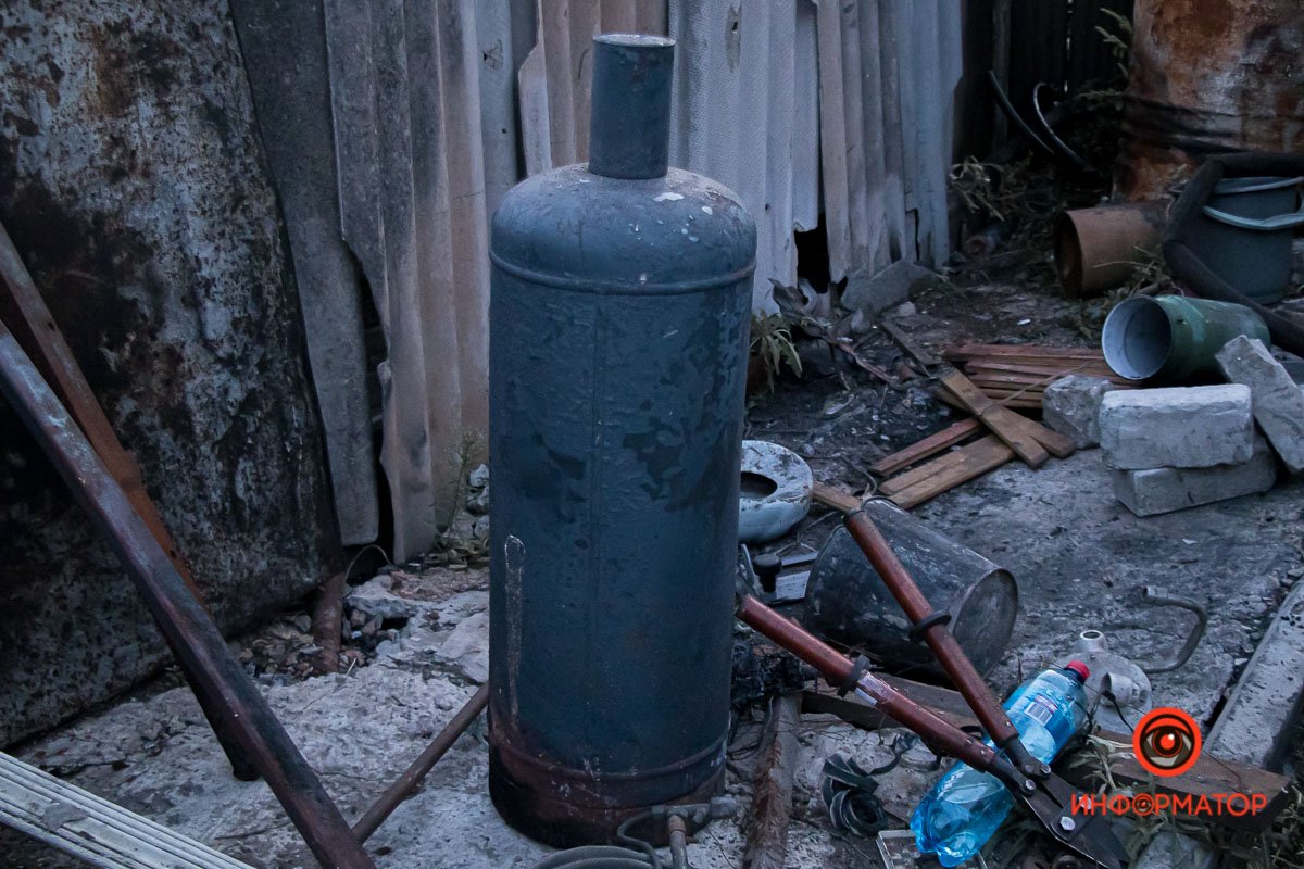 Внутри находился баллон Внутри находился баллон