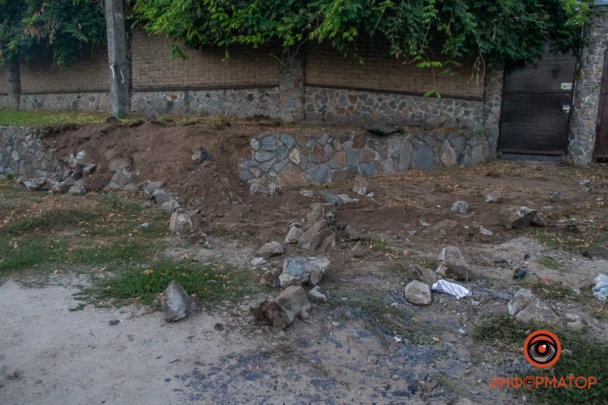 Машина въехала в каменное ограждение Машина въехала в каменное ограждение