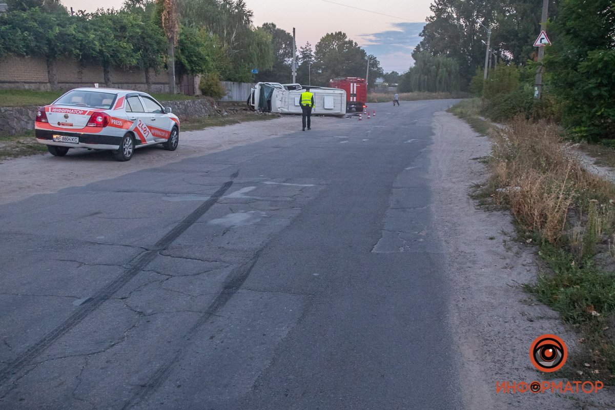 На асфальте видны следы длинного тормозного пути На асфальте видны следы длинного тормозного пути